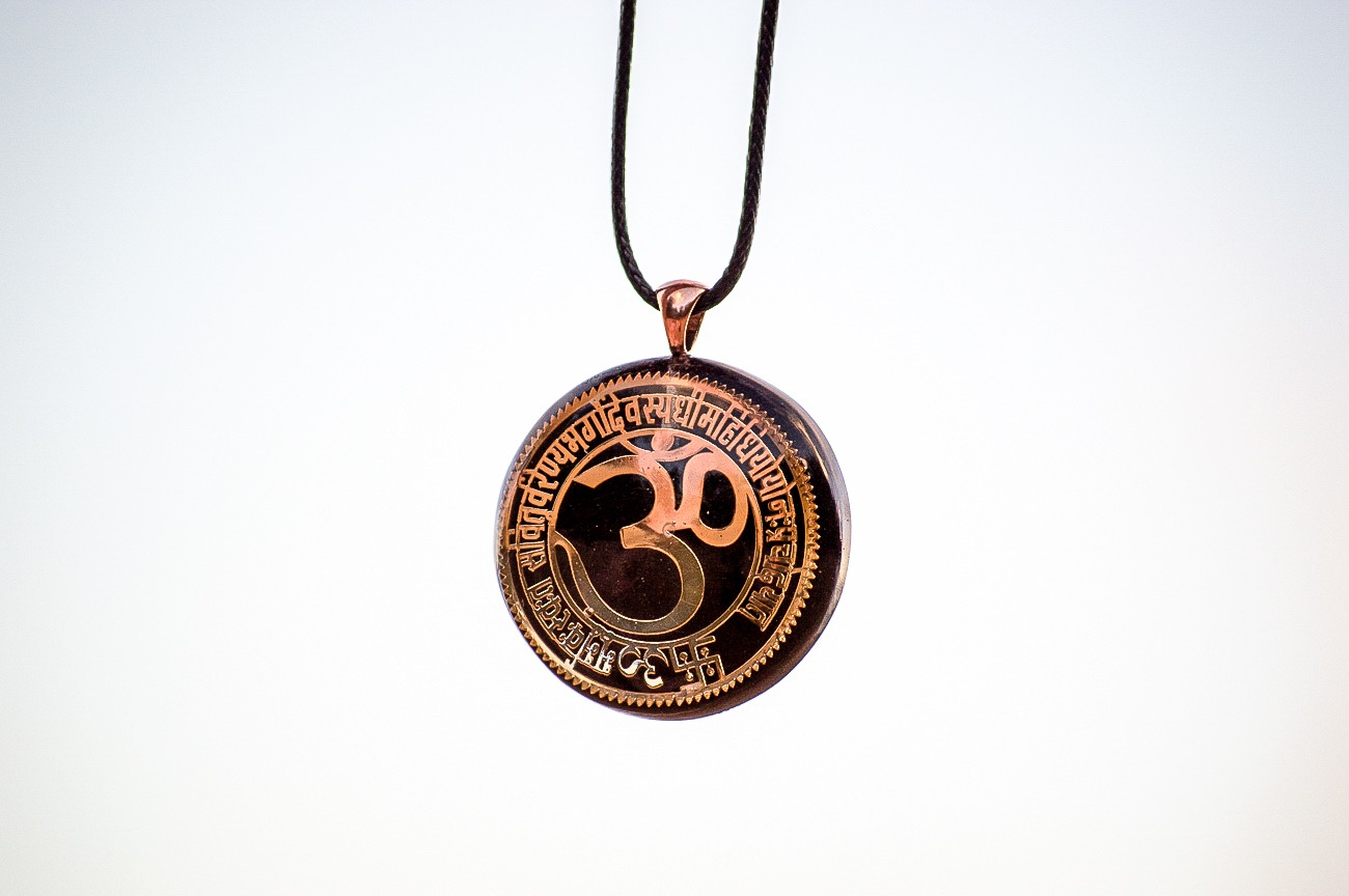orgonite-pendant-om-symbol-gold3