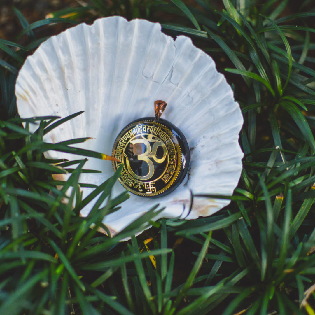 orgonite-pendant-om-symbol-sanskrit-mantra (1)