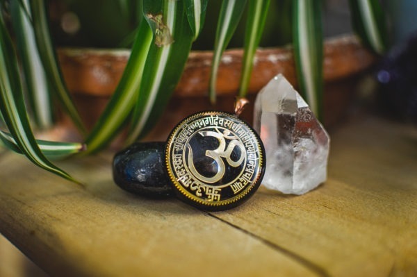 orgonite-pendant-om-symbol-sanskrit-mantra