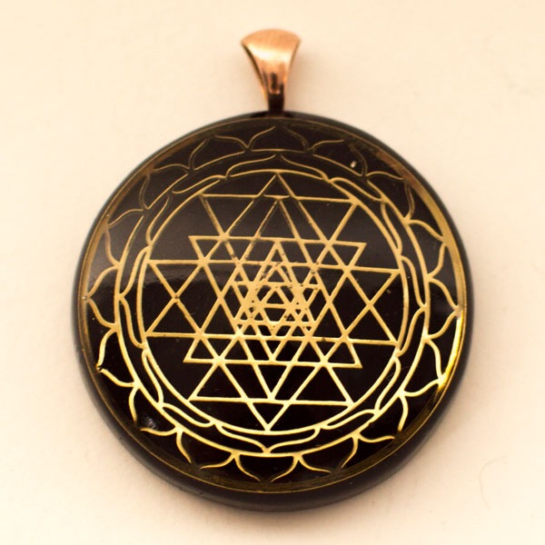 orgonite-pendant-sri-yantra-gold-lotus-2