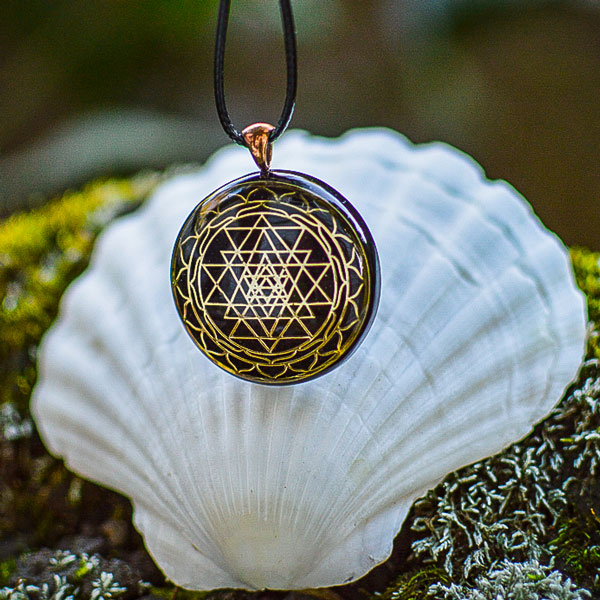 orgonite-pendant-sri-yantra-gold-lotus