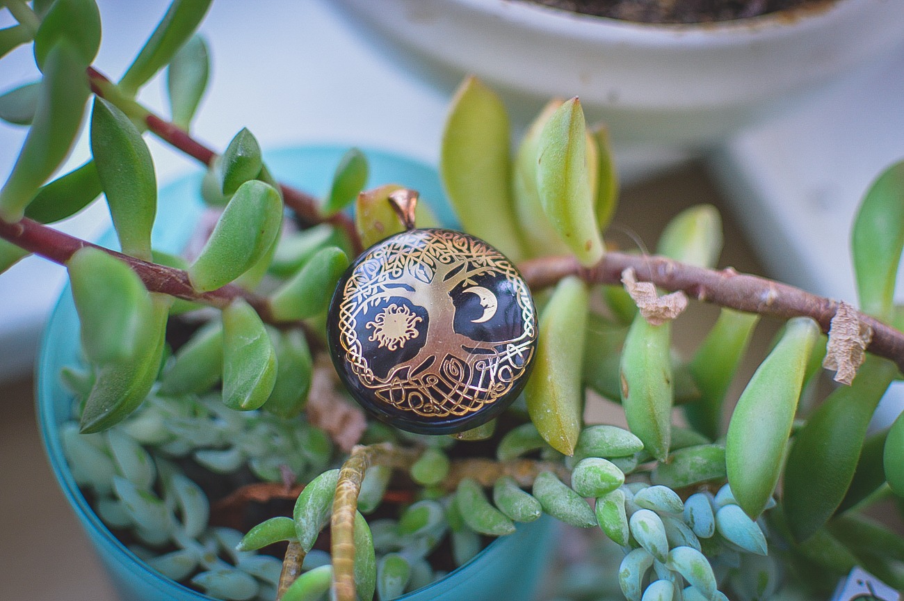 orgonite-pendant-tree-of-life-sun-moon-01