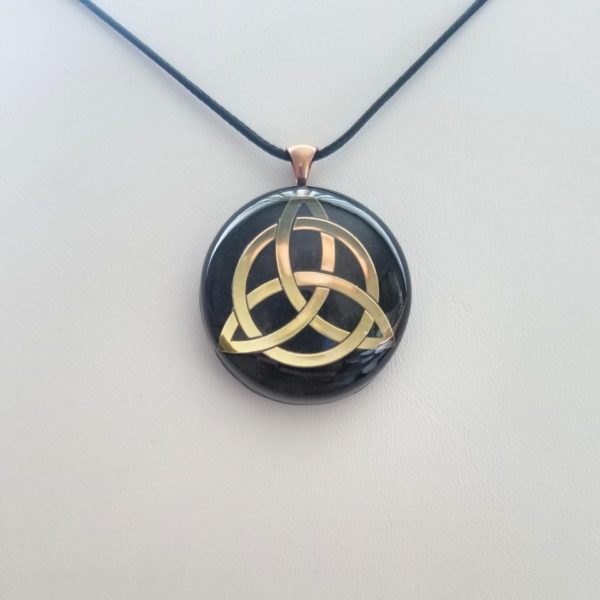 orgonite-pendant-triquetra-gold-1