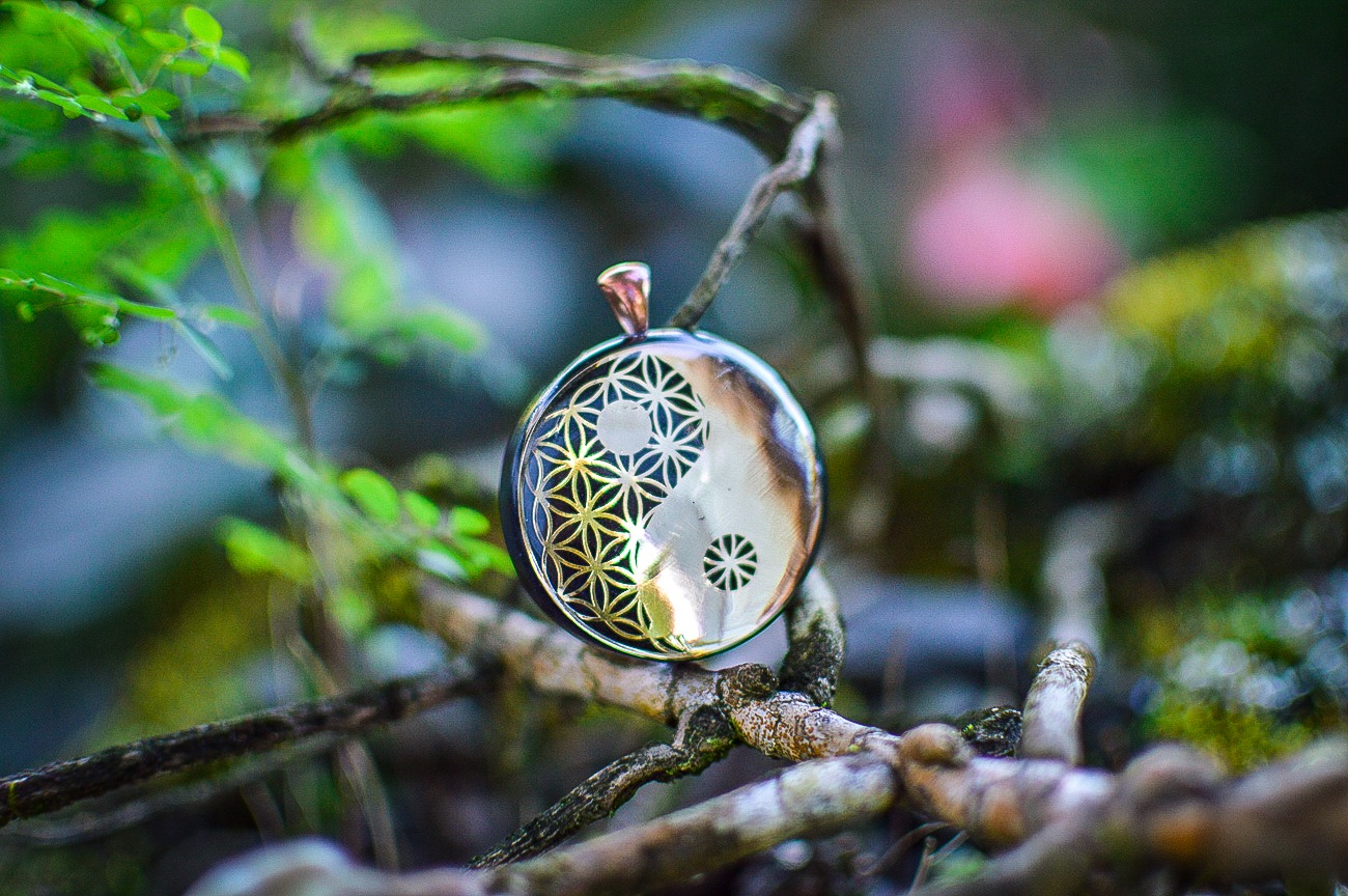 orgonite-pendant-yin-yang-flower-of-life