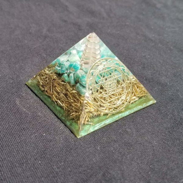orgonite-pyramid-small-green-sri-yantra-03 (1)