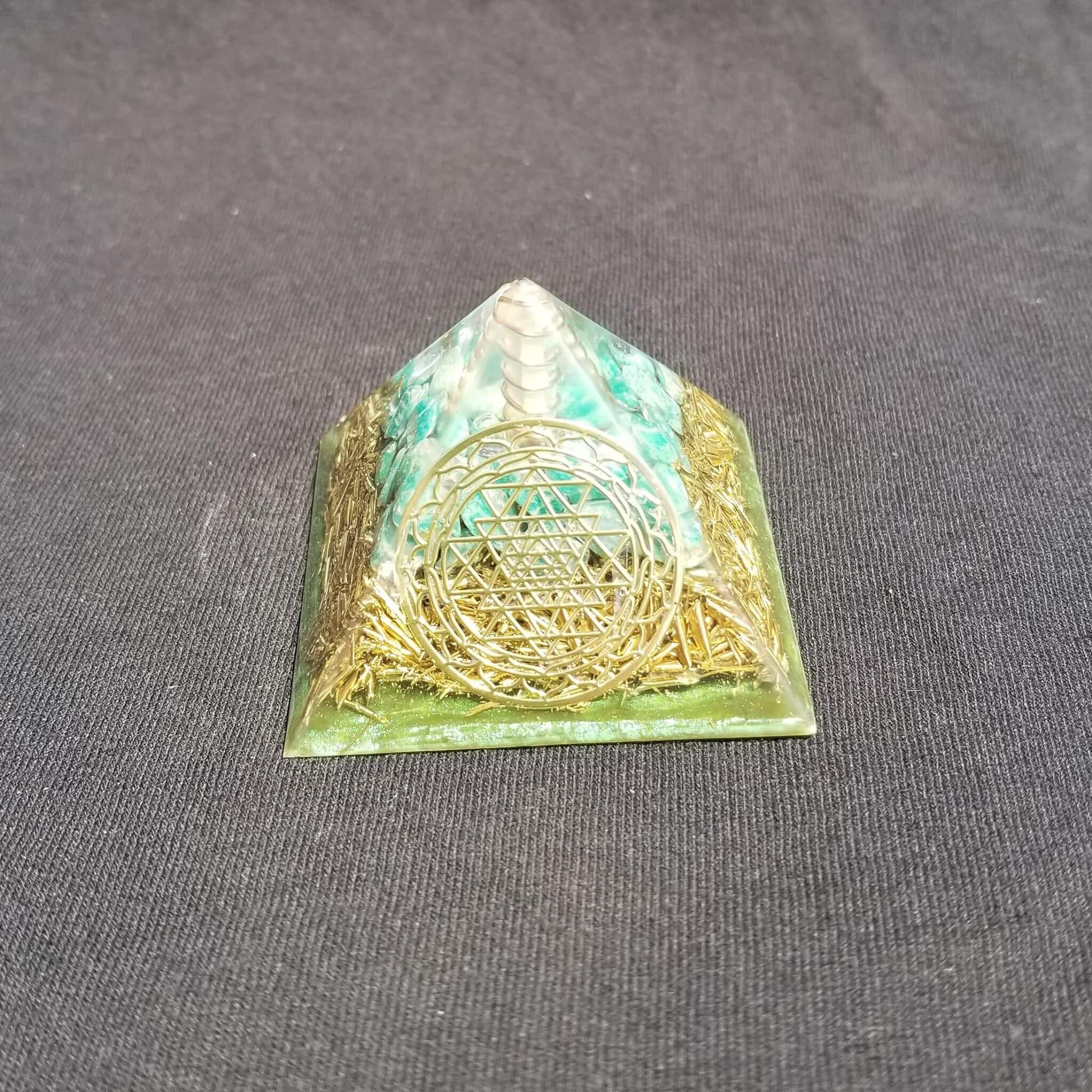 orgonite-pyramid-small-green-sri-yantra-04 (1)