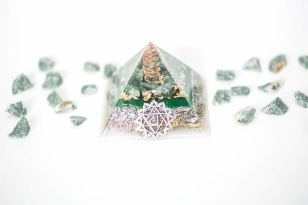 orgonite-pyramid-med-green-heart-chakra-0