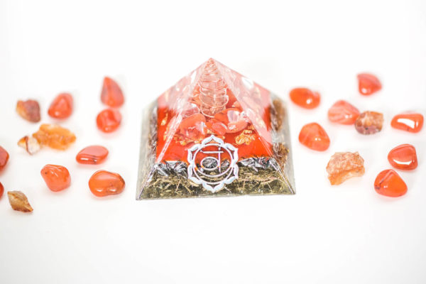 orgonite-pyramid-med-orange-sacral-chakra