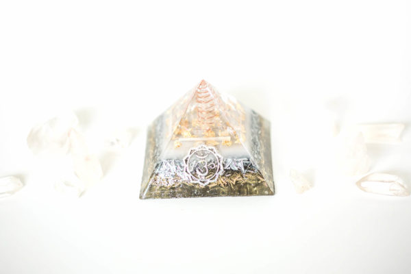 orgonite-pyramid-med-white-crown-chakra-0 (1)