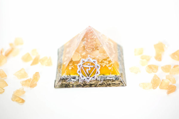 orgonite-pyramid-med-yellow-solar-plexus-0