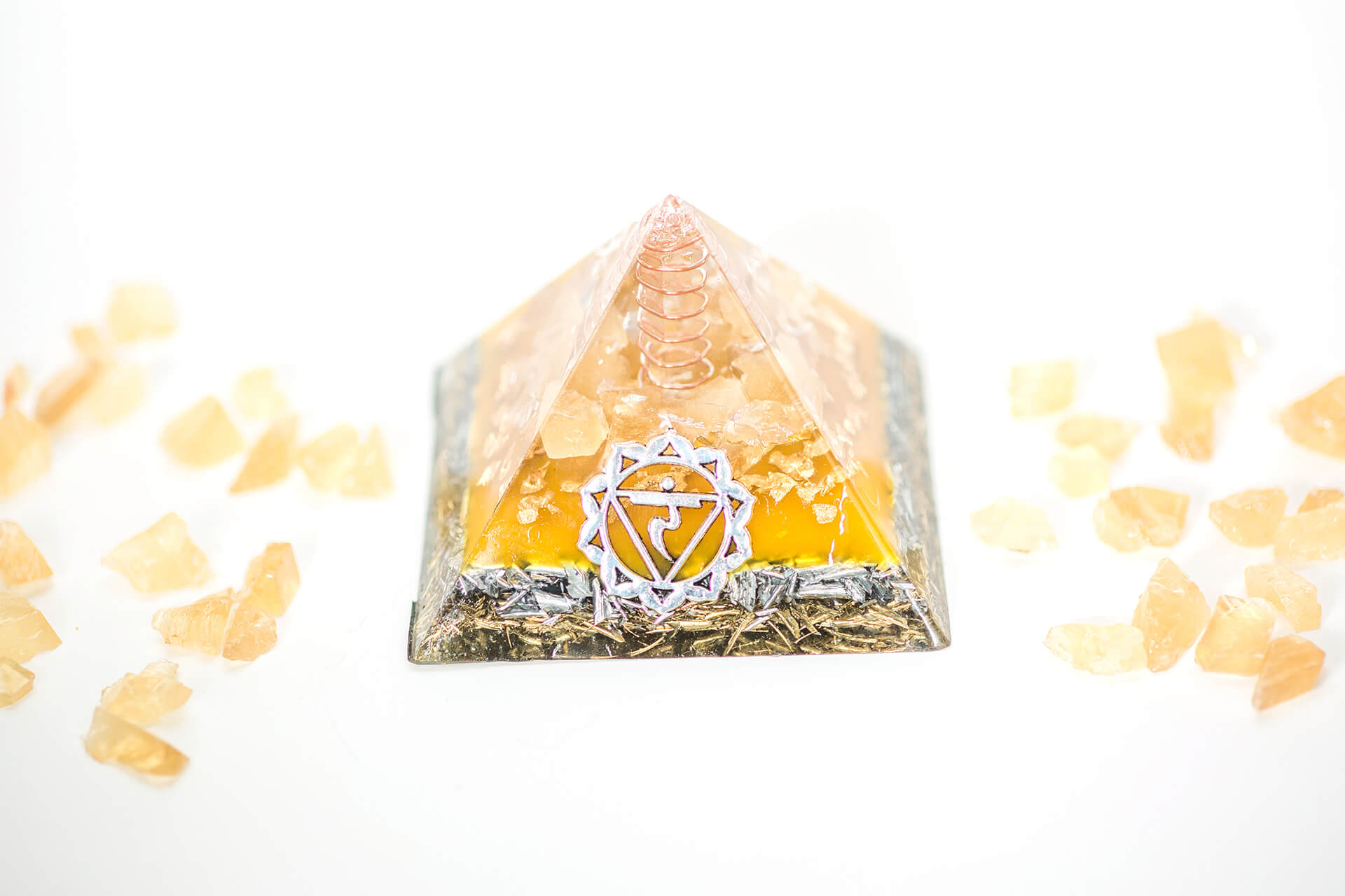 orgonite-pyramid-med-yellow-solar-plexus-0
