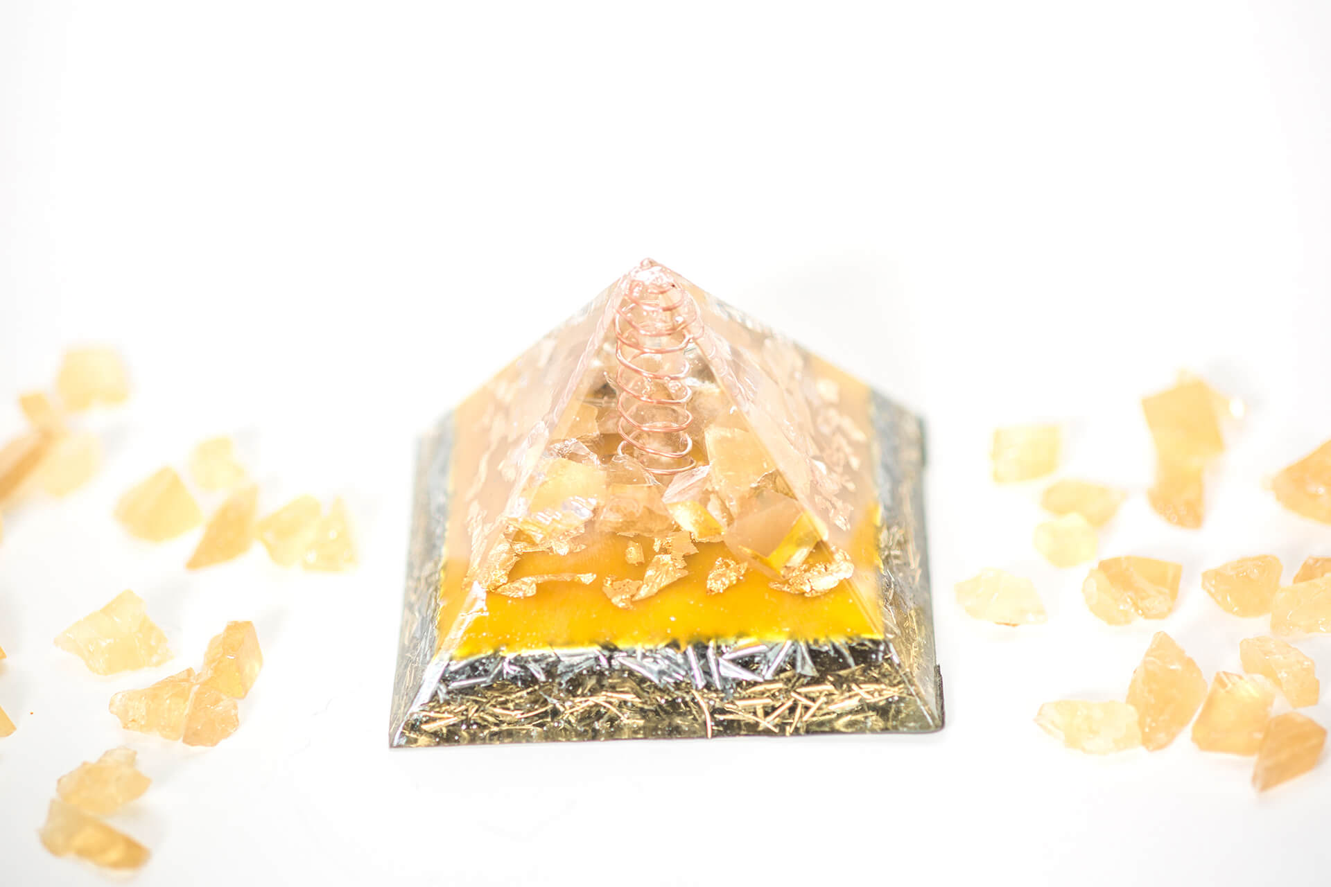 orgonite-pyramid-med-yellow-solar-plexus-01